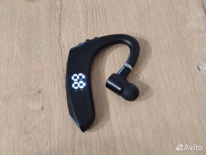 Bluetooth гарнитура на одно ухо