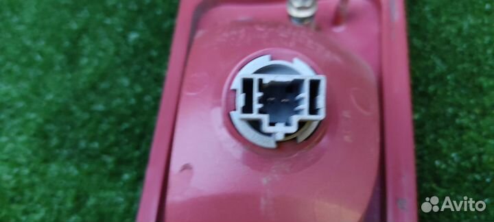 Задний правый фонарь Mazda Demio DY