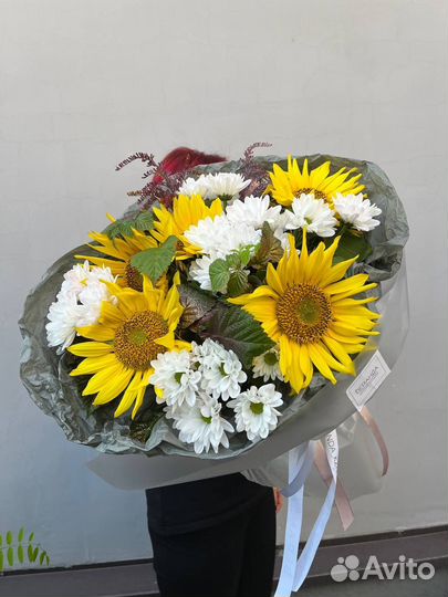 Подсолнухи и хризантема ромашковидная