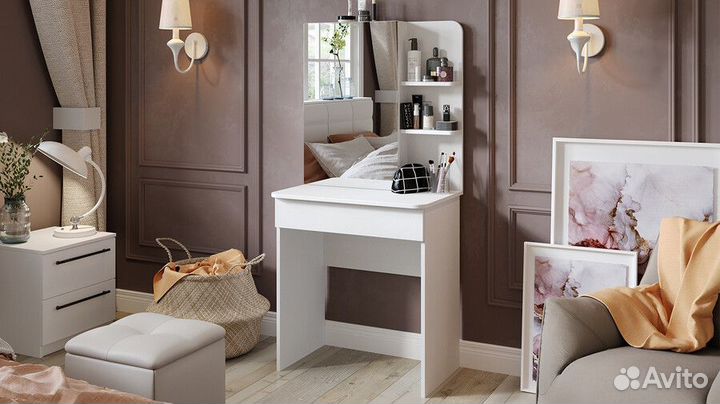 Туалетный столик с зеркалом