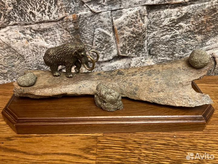 Изделие из кости мамонта. Мамонт на прогулке