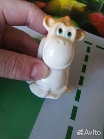 Фигурка обезьяна фарфоровая статуэтка