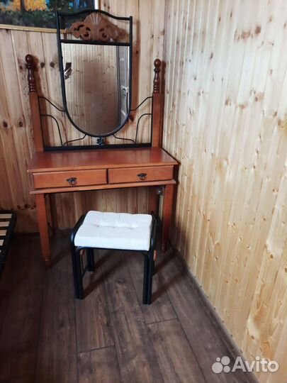 Туалетный столик с зеркалом + пуф
