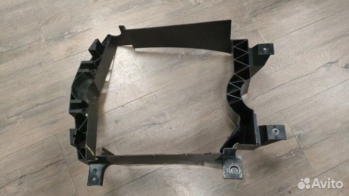 Кронштейн интеркулера правый Land Rover Range