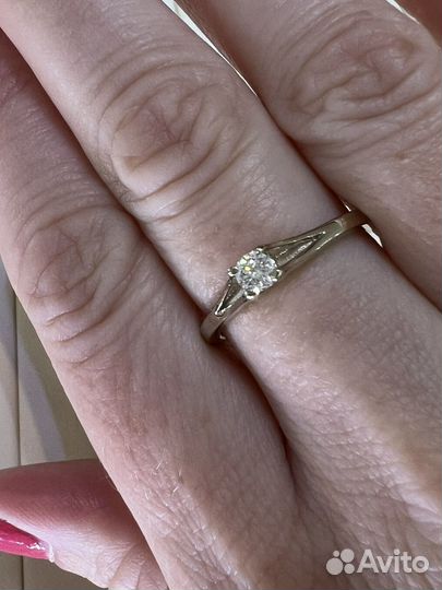 Золотое кольцо с бриллиантом 0,145 ct