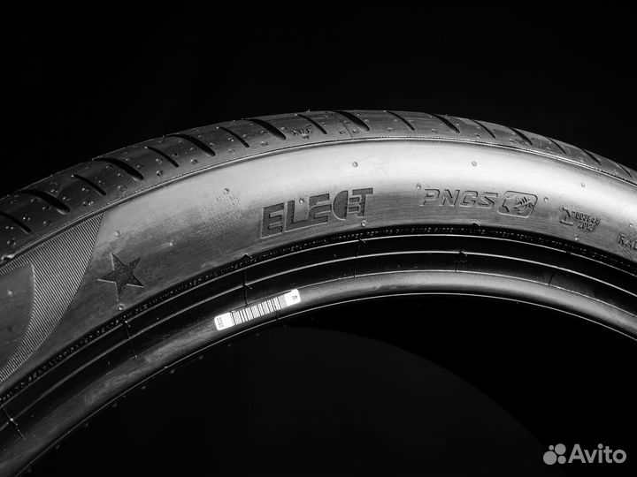 Pirelli P Zero PZ4 255/40 R23 и 295/35 R23 111Y