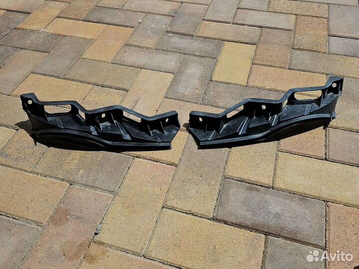 Направляющая переднего бампера VW Passat B6