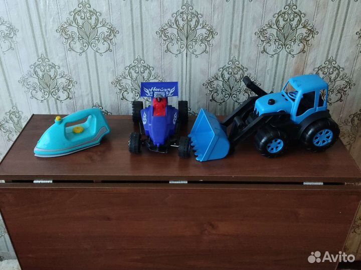 Пакет игрушек: трактор, гоночная машина, утюг