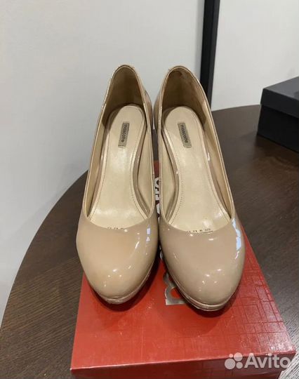 Туфли женские 38(37,5) размер бежевые лакированные