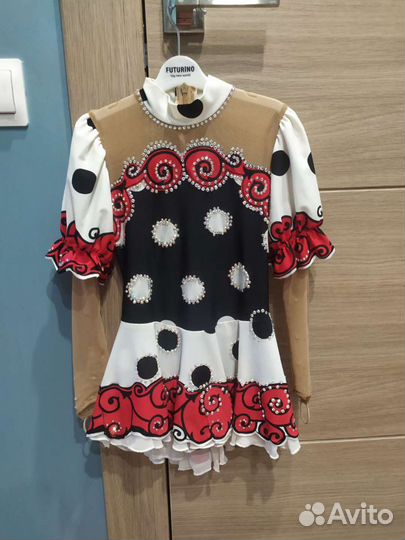 Платье для выступлений по фигурному катанию