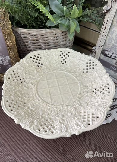 Антикварная ваза на ножке