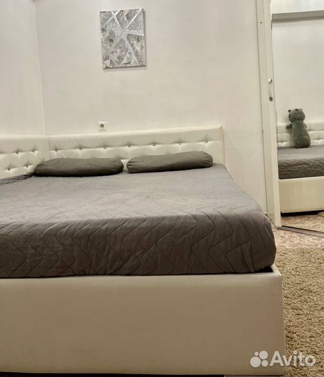 Кровать двухспальная с подьемным механизмом