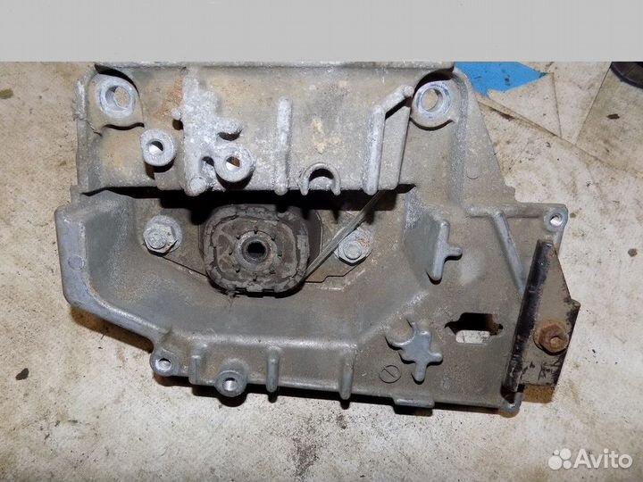 Кронштейн опоры кпп Tiida (C11) 2007-2014