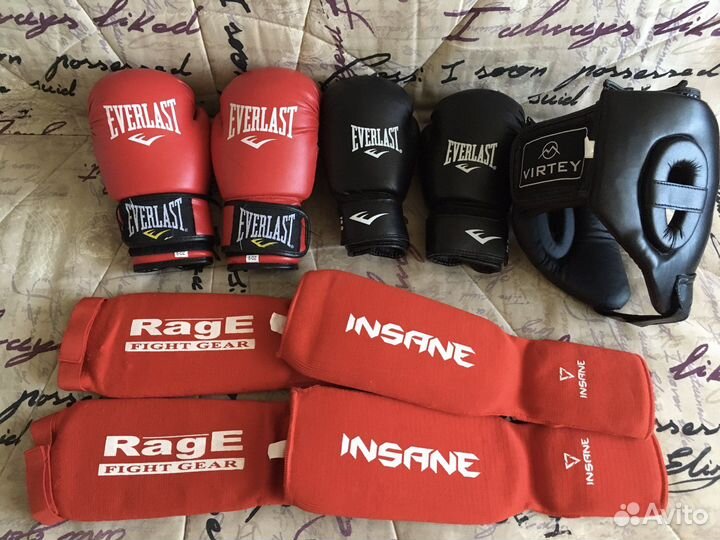 Перчатки, шлем, щитки для единоборств
