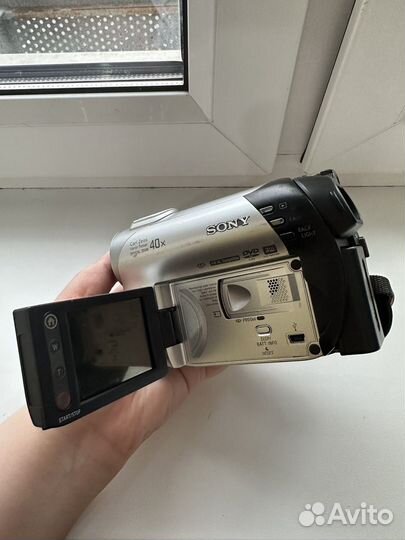 Цифровая видеокамера Sony DCR-DVD106E