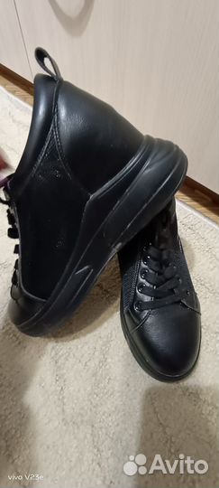 Женские кроссовки на скрытой платформе