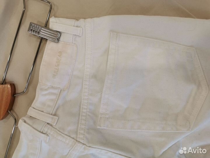 Белые джинсы Pull&bear