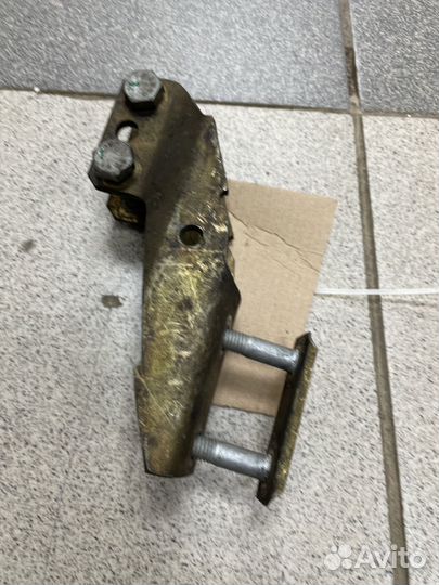 Кронштейн рулевой тяги 811419325D audi 80