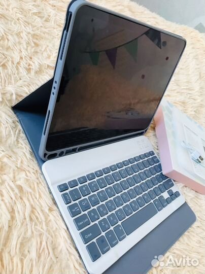 Чехол с клавиатурой на iPad air 4,5 (2020-2022)