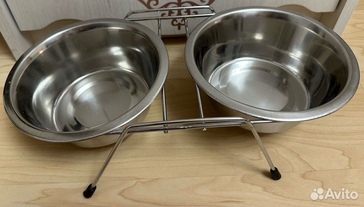 Миска для животных на подставке (металлическая)