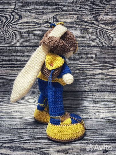 Вязаный заяц игрушка