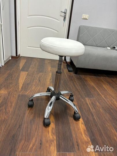 Стул для мастера маникюра бу