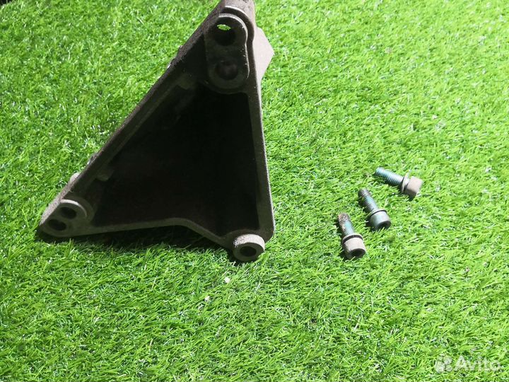 Кронштейн двигателя A4 b5 1,6