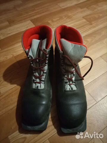 Лыжные ботинки и лыжи