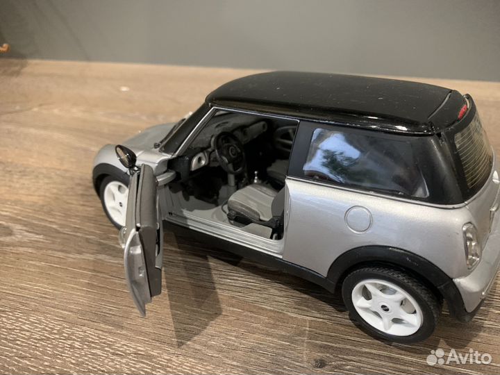 Модель авто 1/18 металл