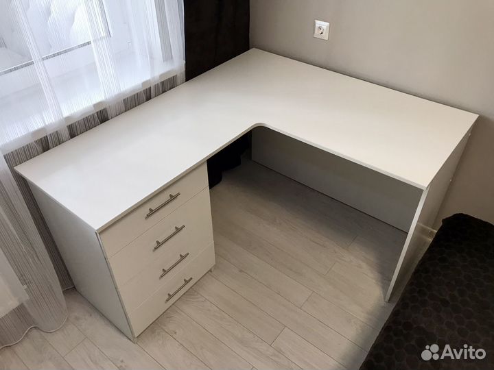 Угловой письменный стол