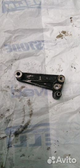 Кронштейн ролика ремня 90411763 Opel Vectra B