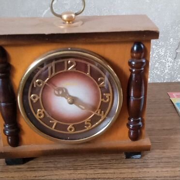 Часы настольные янтарь