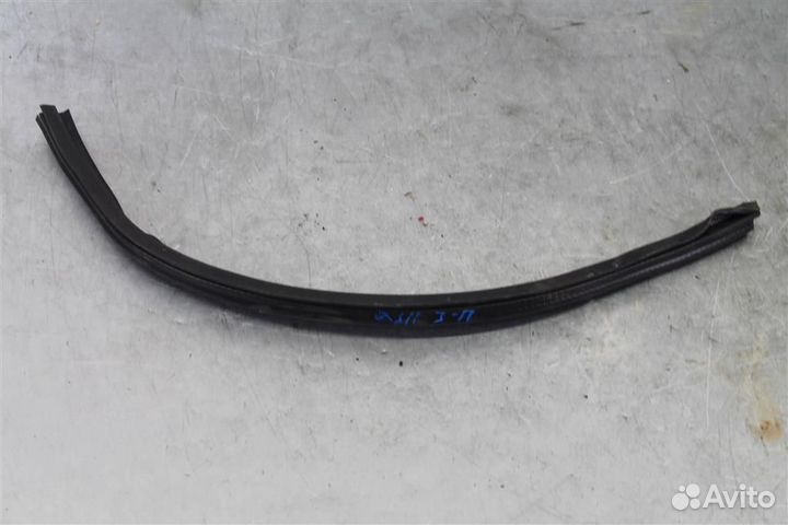 Уплотнитель стекла двери задней правой Nissan Qas