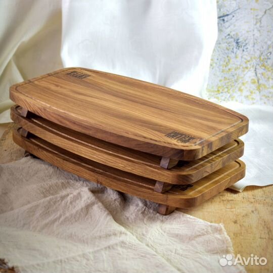 Деревянная сервировочная доска на ножках