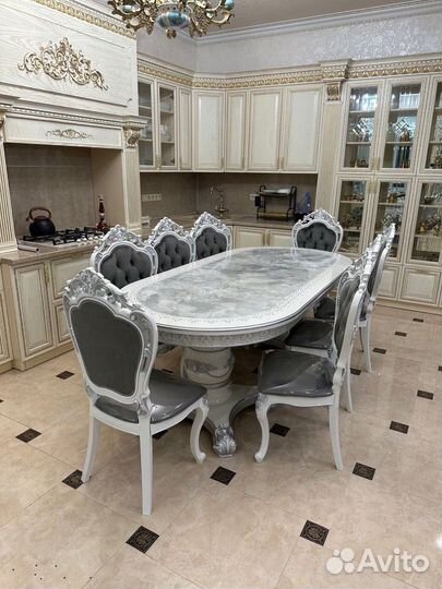 Кухонный стол и стулья