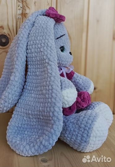 Большой плюшевый заяц