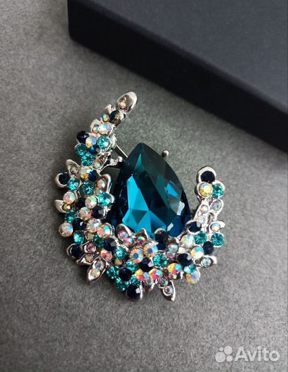 Красивая брошь