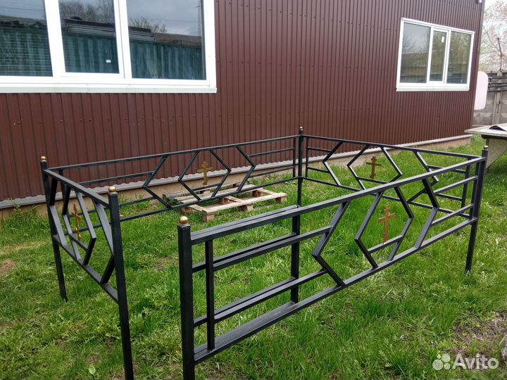 Оградки на кладбище. Столик и лавочка