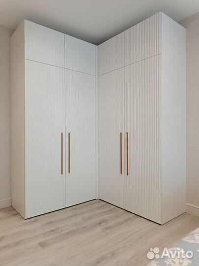 Современный угловой гардеробный шкаф