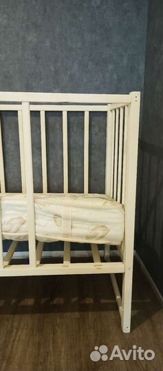 Детская кроватка с продольным маятником