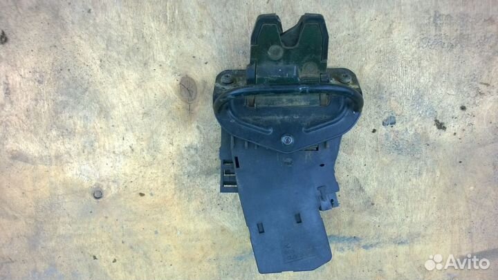 Замок крышки багажника Вольво 940