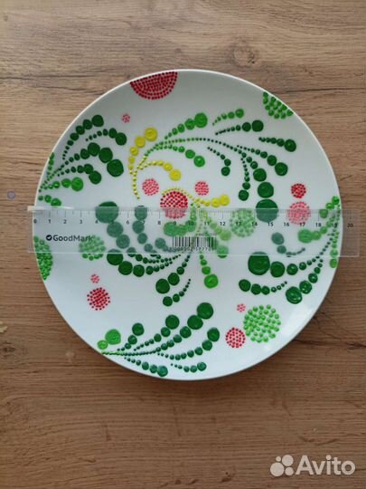 Тарелка расписана краской декоративная современная