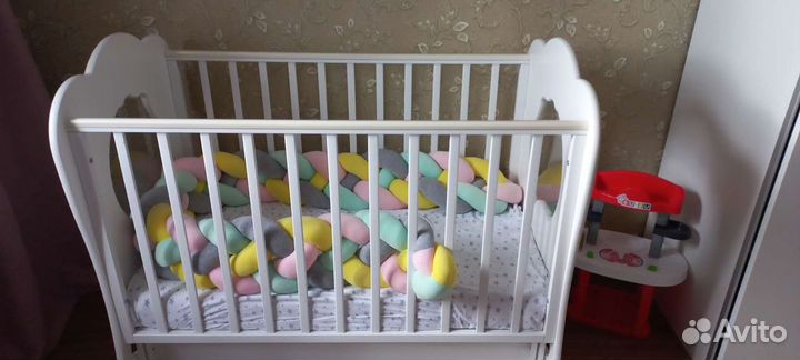 Кровать с матрасом и маятником