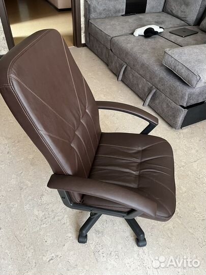 Офисное кожаное кресло