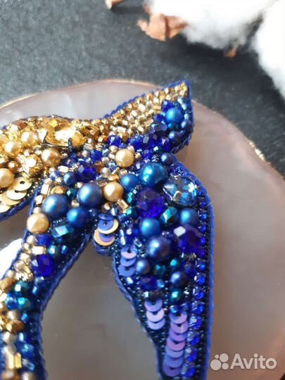 Брошь Ласточка из бисера в сине-золотом цвете