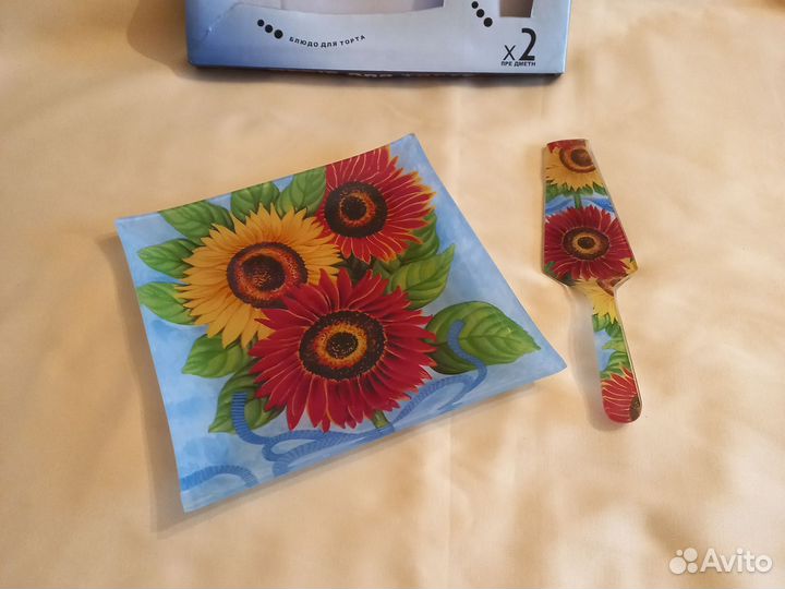 Тортовница с лопаткой 24,5 см новая