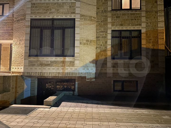 2-к. квартира, 80 м², 1/4 эт.