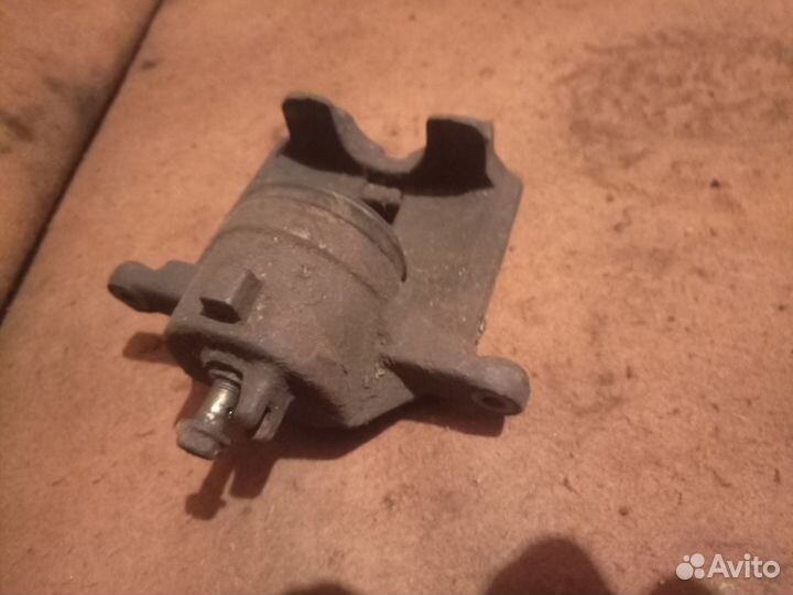 Суппорт тормозной передний Ниссан Примера Р12