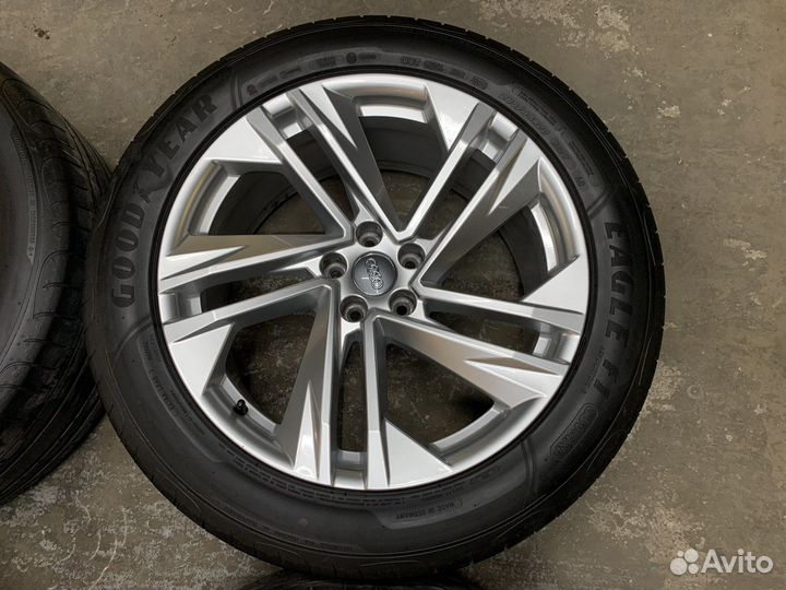 Оригинальные летние колеса R20 на Audi Q7