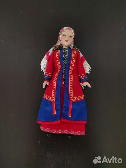 Кукла фарфоровая